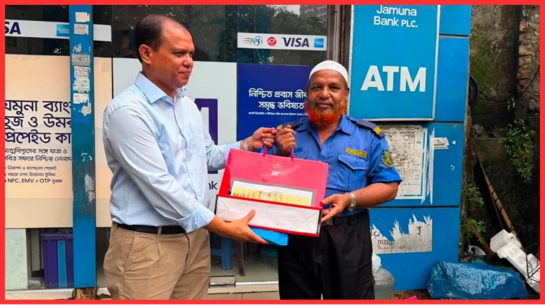 সেই সিকিউরিটি গার্ড পেলেন প্রধানমন্ত্রীর উপহার
